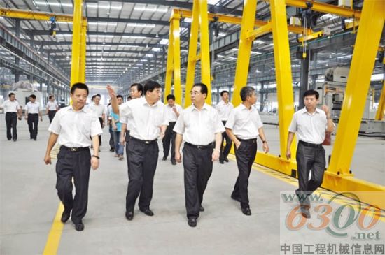陜西省委常委、省政法委書記宋洪武(右三)參觀渭南工業園