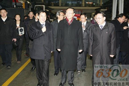 向文波陪同楊潔篪一行參觀了三一生產車間