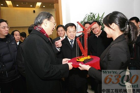 向文波陪同楊潔篪一行參觀了三一生產車間