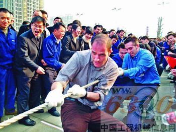 CIFA的同事們也喜歡了中國的拔河運動