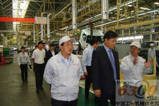 廣汽日野執行副總經理區永堅和副總經理張躍賽陪同中聯重科高級總裁張建國等一行人參觀廣汽日野重卡總裝車間