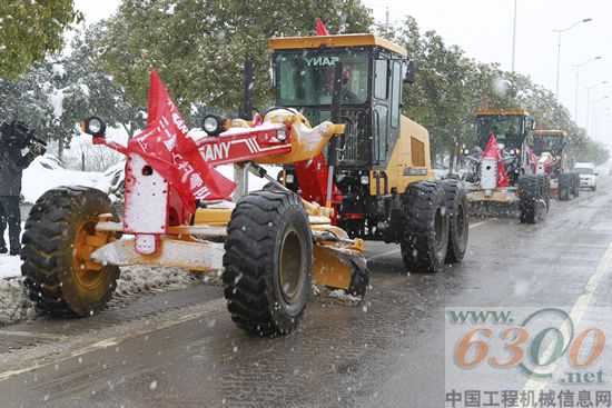 三一掃雪隊力保主干道暢通　破冰除雪平地機凸顯高效率