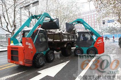滑移裝載機在除雪
