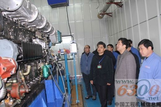 YC8C柴油機(左)