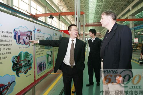 2009年10月11日，世界頂級管理大師赫爾曼·西蒙(右一)到訪三一，稱“三一重工是一家很有潛力的隱形冠軍”