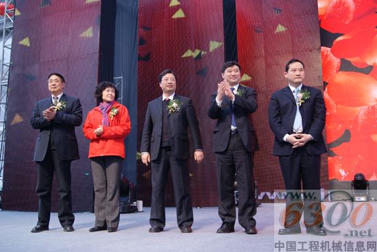 五位領導共同啟動三一重機第一品牌，從左至右依次是陳正利、馮桂英、戴晴華、蘇子孟、梁林河