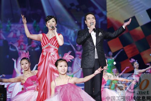易小剛深情演繹《咱三一人》