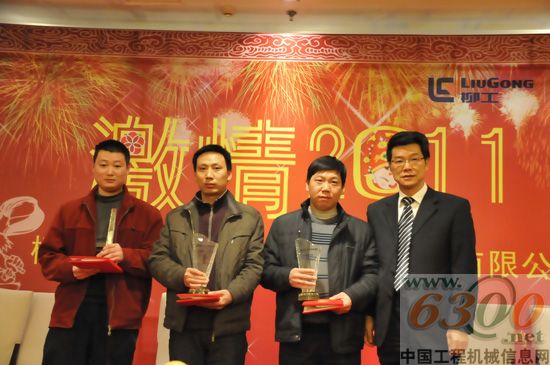 營銷中心總經理高憲悅為獲獎人員頒獎