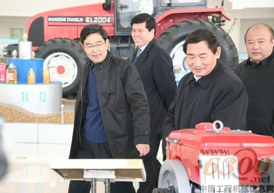 張義華董事長向郭兆信副省長介紹集團產品情況