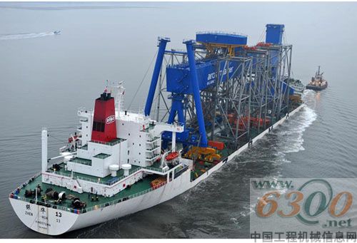 振華重工向英國皇家海軍交付龍門吊