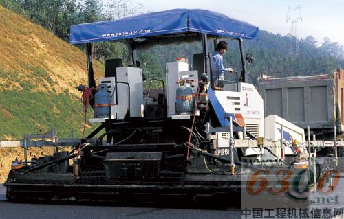中聯重科SUPER130型超級瀝青混凝土攤鋪機在此次評選中獲得“2010中國工程機械年度產品TOP50應用貢獻獎”。