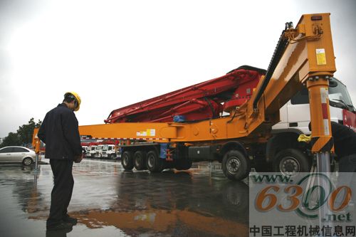 發車儀式上，泵車操作手正在對設備做最后的調試