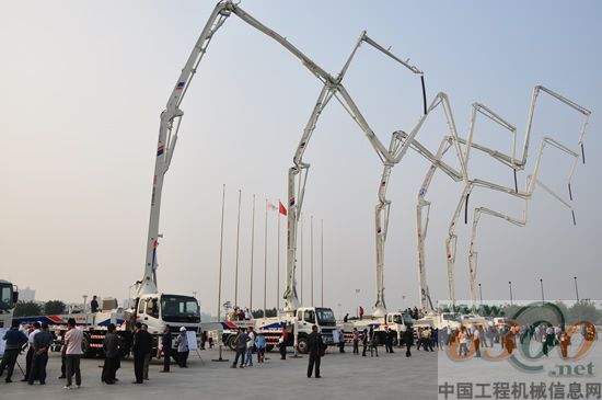 400余名廣東客戶參觀巡展現場，從38米至60米的泵車攪拌車組成了強大的巡展產品陣容