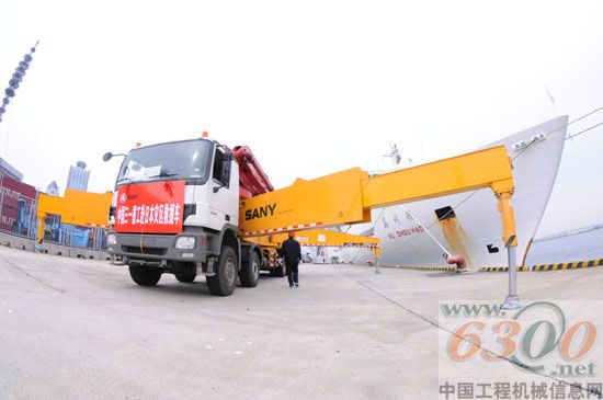 三一重工服務工程師正在對泵車進行全方位檢查