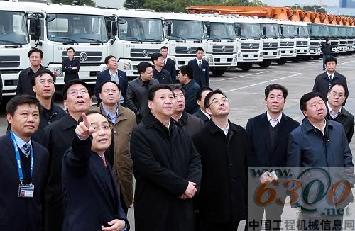習近平在長沙中聯重工科技發展股份有限公司觀看工程機械產品展示