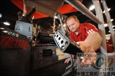 竹內推出全球第一臺全電動微型挖掘機
