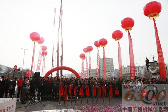新疆站現場人潮涌動