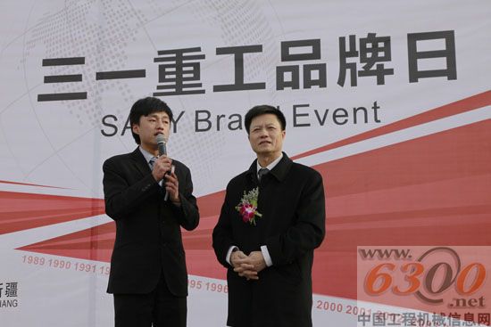 副總經理李建華(右)上臺發言
