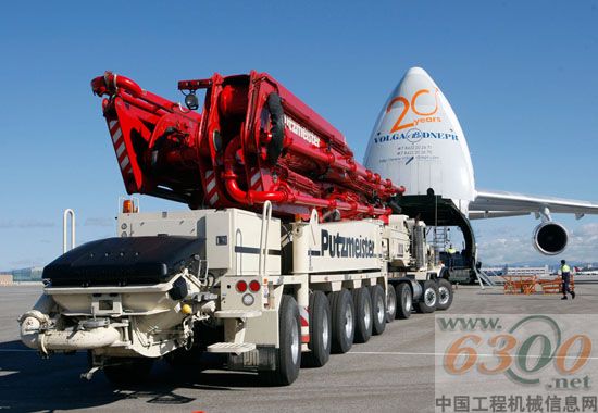 世界上最大型的混凝土泵車之一在洛杉磯機場裝載上機