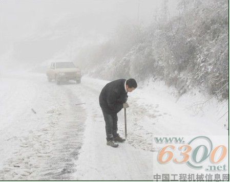 為服務之旅清理積雪
