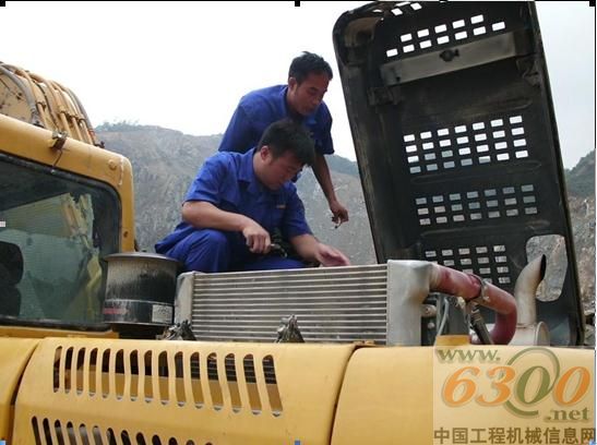 力士德工作人員正在進行維修