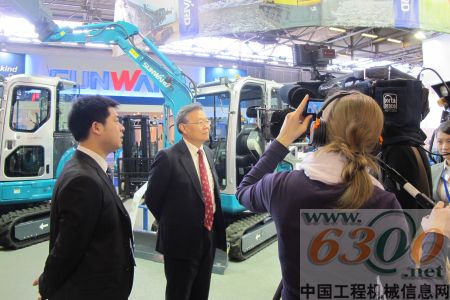 董事長何清華在展會現場接受國外媒體的采訪