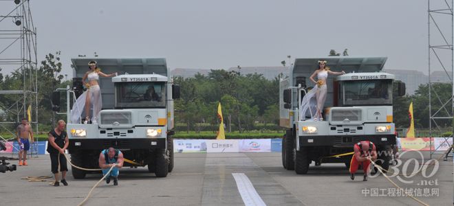 世界頂尖大力士挑戰宇通重工礦用車