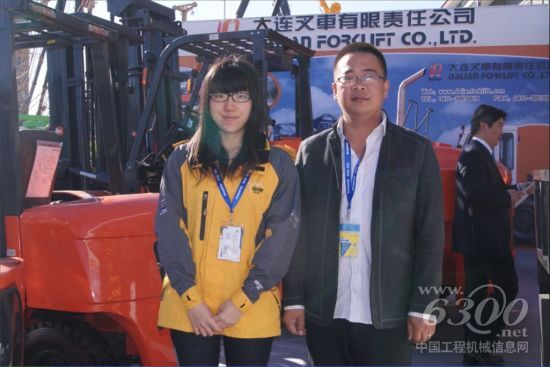 大連叉車有限責任公司內銷中心主任張豐源先生與本網編輯合影