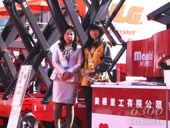 美通重工執行董事李菊香女士與本網編輯合影